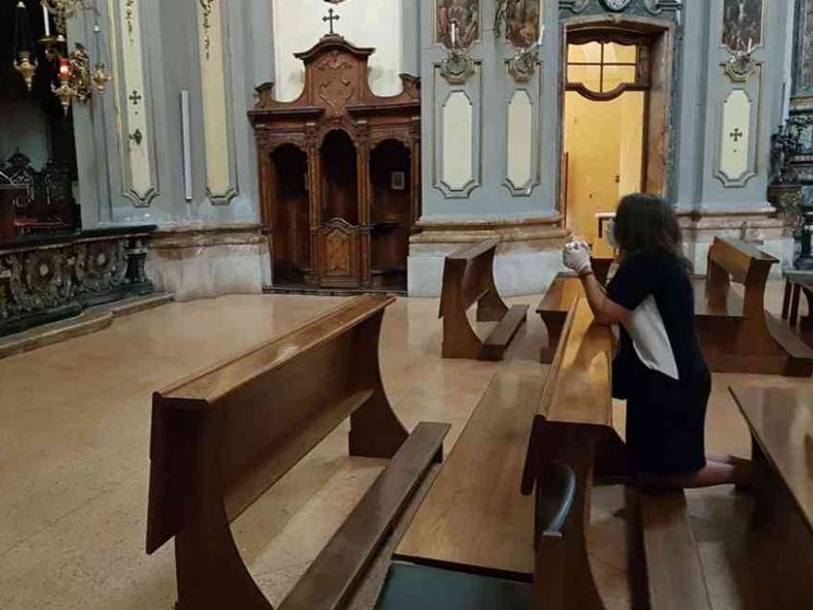 In preghiera nelle chiese (sempre) aperte. Aspettando la Pasqua