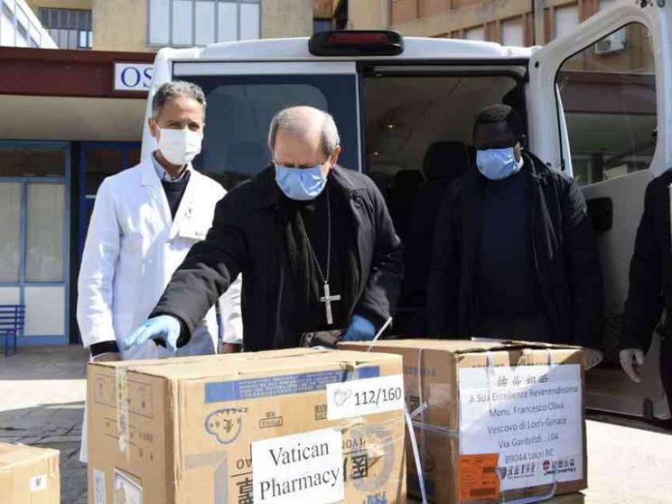 I doni del Papa agli ospedali di Locri, Napoli e Albano