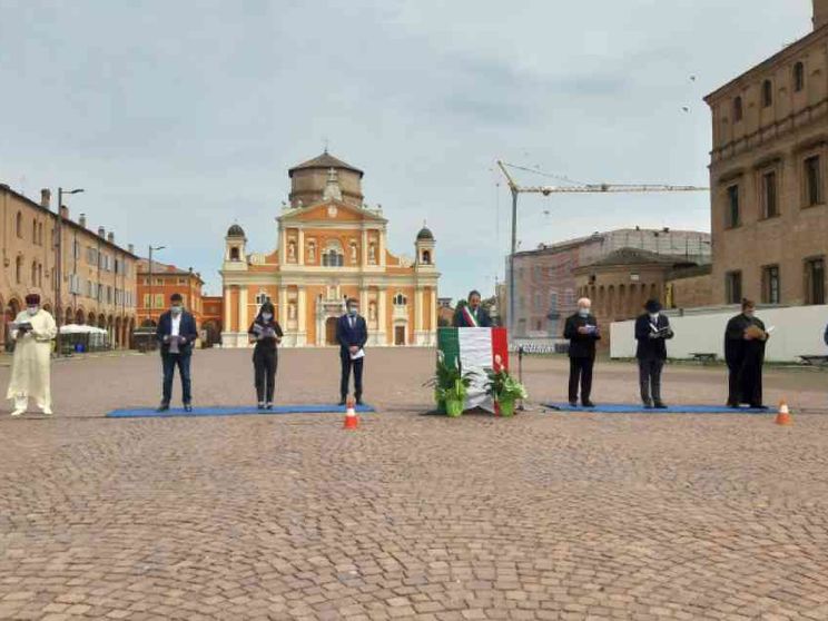 Sette confessioni religiose pregano insieme sulla piazza di Carpi