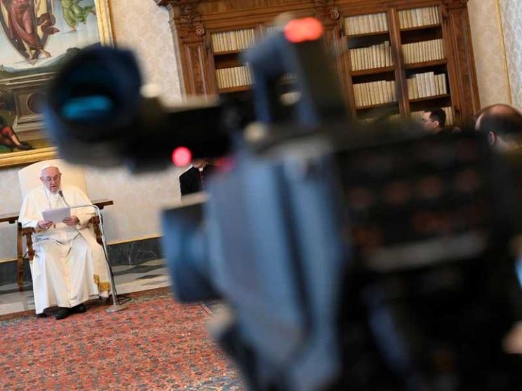 Papa: servono gesti di bene concreto per portare tenerezza