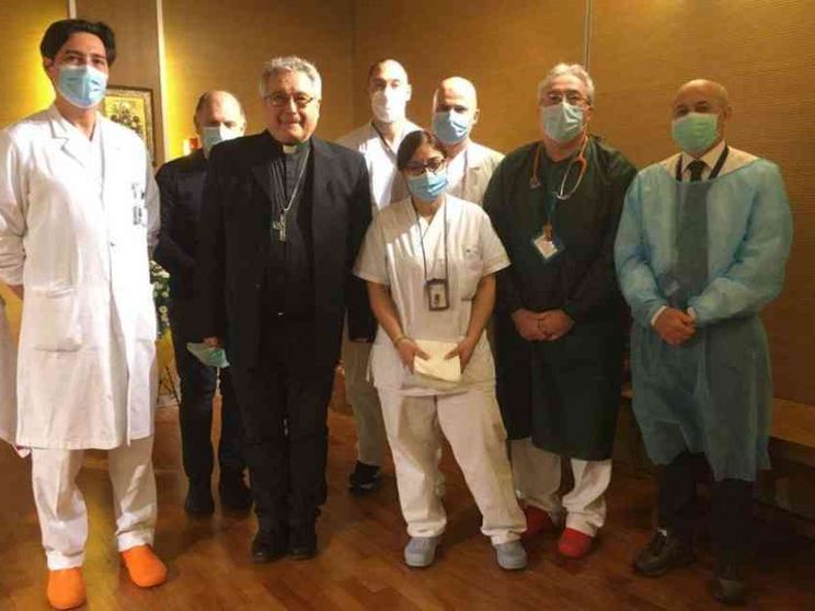 Prato, il medico che ha pianto distribuendo l'Eucarestia