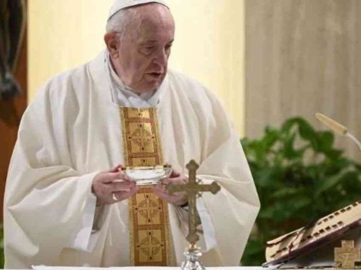 Papa attenti a fede"virtuale". La Chiesa è con popolo e con sacramenti