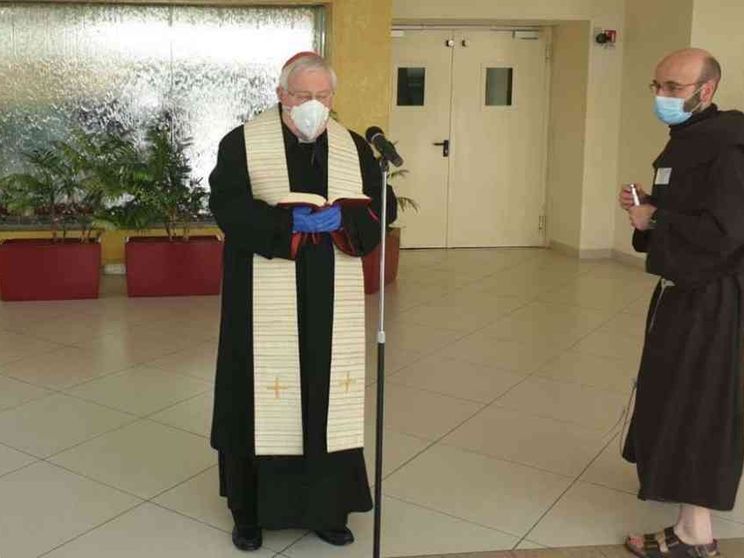Il cardinale Bassetti visita l'ospedale e dialoga (online) con i malati Covid