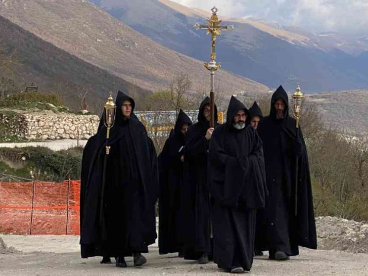 La preghiera di «liberazione» dei monaci contro il virus, guerre e carestie