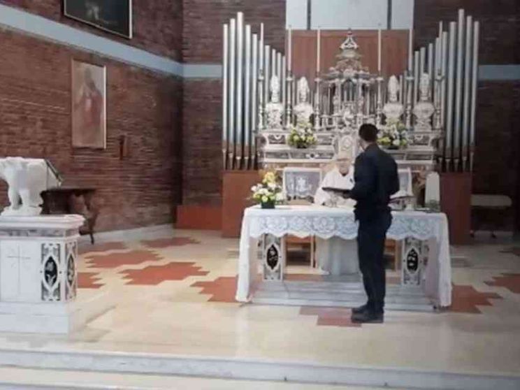 A Cremona sacerdote celebra Messa con fedeli. La diocesi: dispiaciuti