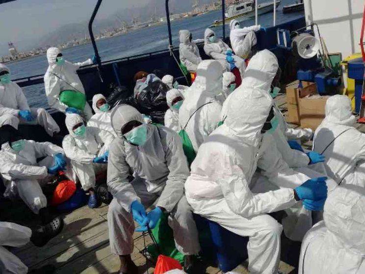 Tutti negativi i tamponi per i 222 migranti sulla "nave quarantena"