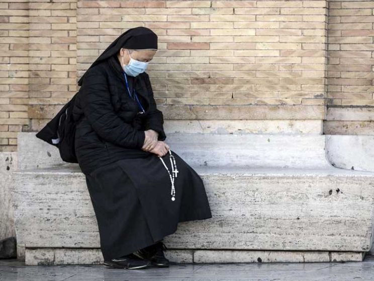 Il lungo calvario delle suore italiane. Decine di decessi nelle comunità