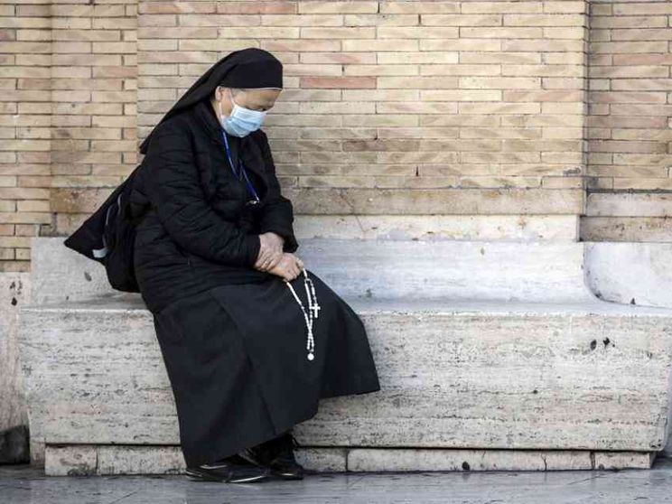 Il lungo calvario delle suore italiane. Decine di decessi nelle comunità