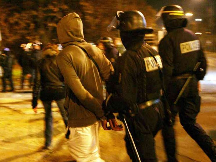 Quarantena prolungata a Parigi: la violenza contagia le banlieue