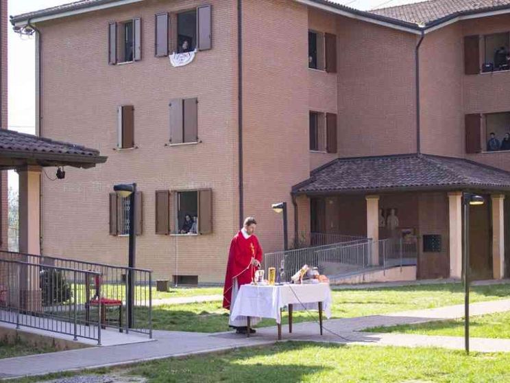 Quelle Messe all’aperto nel Villaggio della speranza