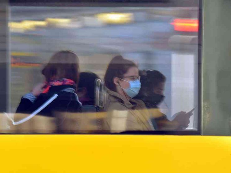 Il Covid circola meno, ma ci sono "molti piccoli focolai"