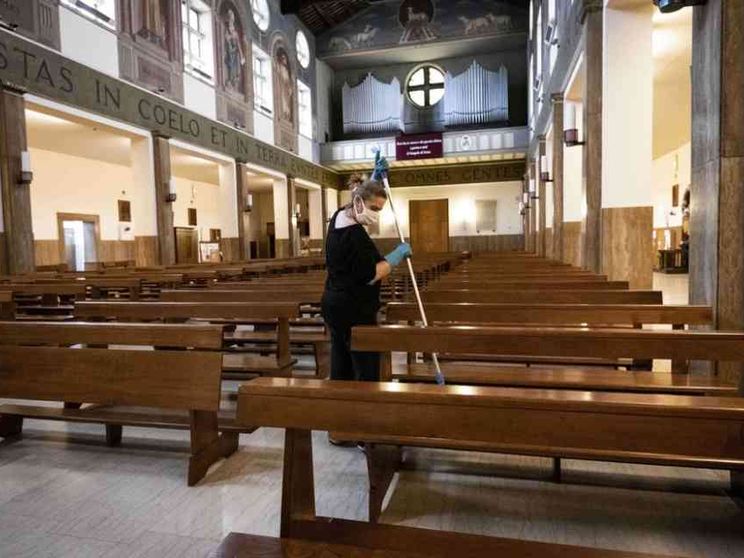 Dal 4 maggio sì funerali, Messe ancora sospese. Conte: a giorni un protocollo