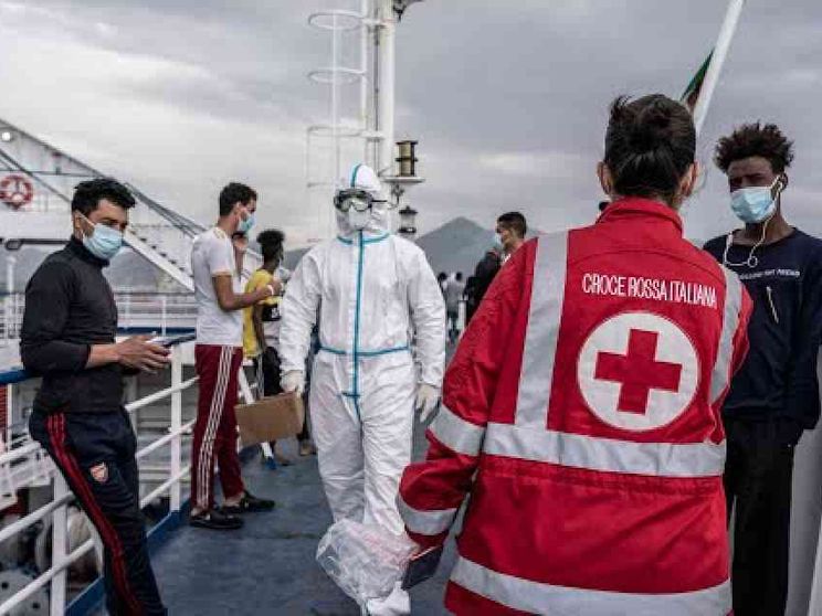 Le prime immagini della nave quarantena. Nessuno a bordo è positivo al Covid