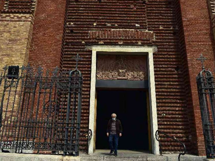 Delpini: «Un fondo per le parrocchie povere». E ci mette il suo «stipendio»