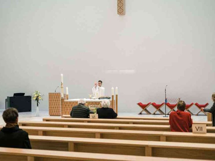 Numero chiuso e fedeli distanziati: così le Messe dall'Europa agli States