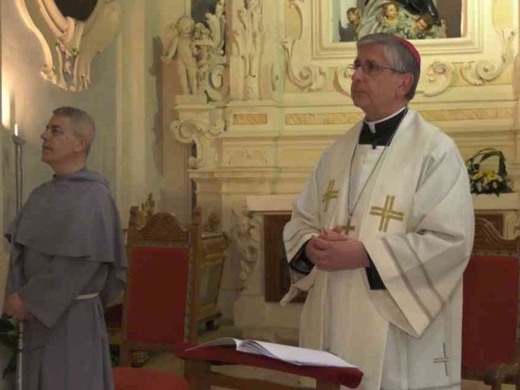 Rosario per l'Italia: «Maria tieni accesa la luce della speranza»