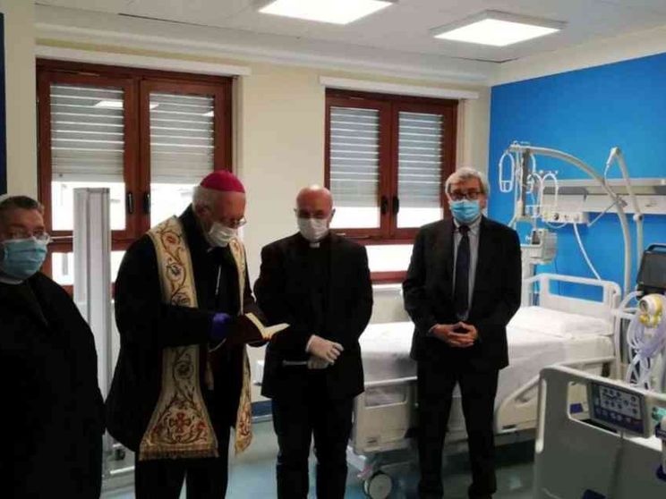 Nosiglia benedice il nuovo reparto di terapia intensiva del Cottolengo