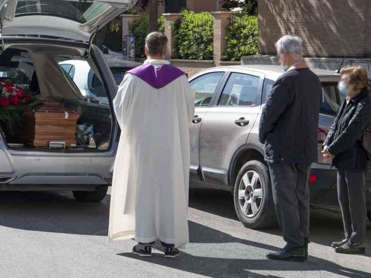 La Cei ai parroci: ecco le indicazioni per celebrare i funerali