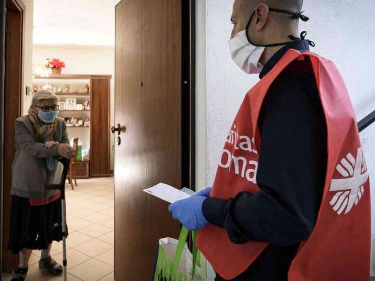 Caritas: "Raddoppiati i nuovi poveri". Il virus cambia i servizi diocesani