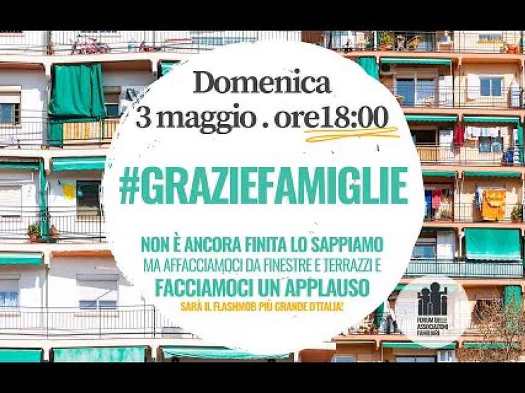 Il flash mob delle famiglie per ringraziare mamme, papà, figli, nonni...