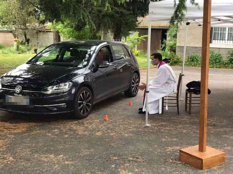 Francia, a Limoges il parroco confessa i fedeli nelle loro auto