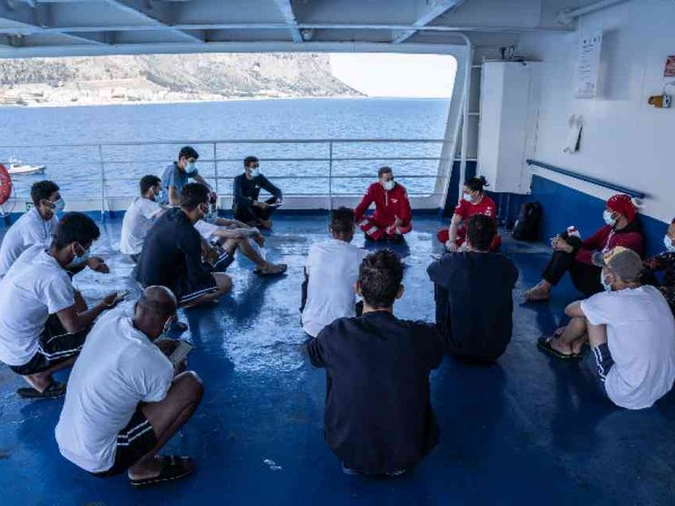 Lasciati all'addiaccio a Lampedusa. La parrocchia denuncia e offre un riparo