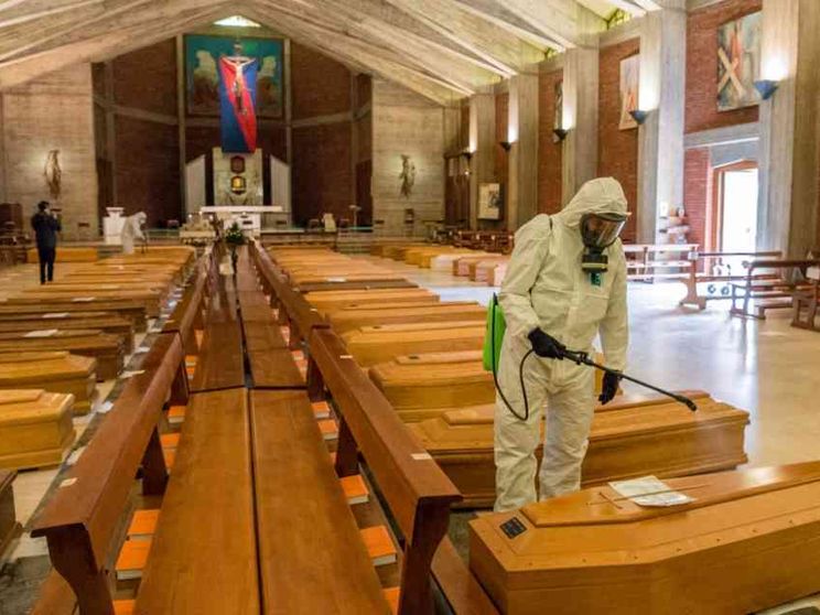 L'Istat: più 49 per cento dei decessi a marzo. Nove su 10 al Nord