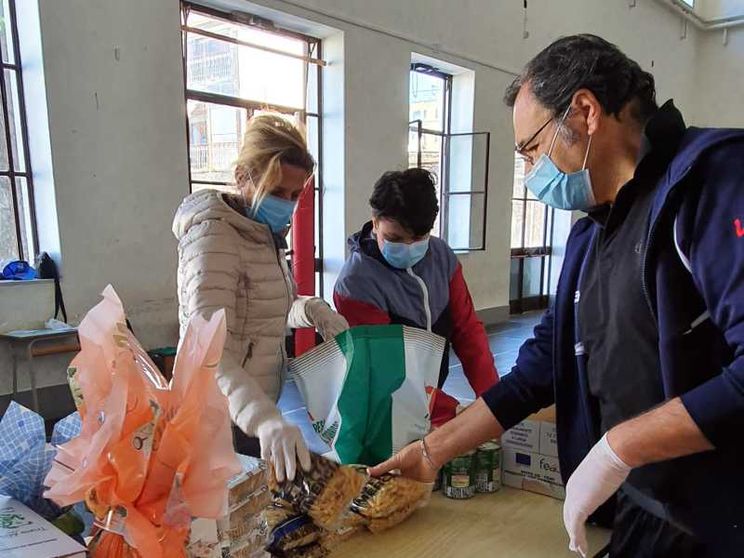 Il Santuario di Pompei non si ferma: aiuti a centinaia di ragazzi