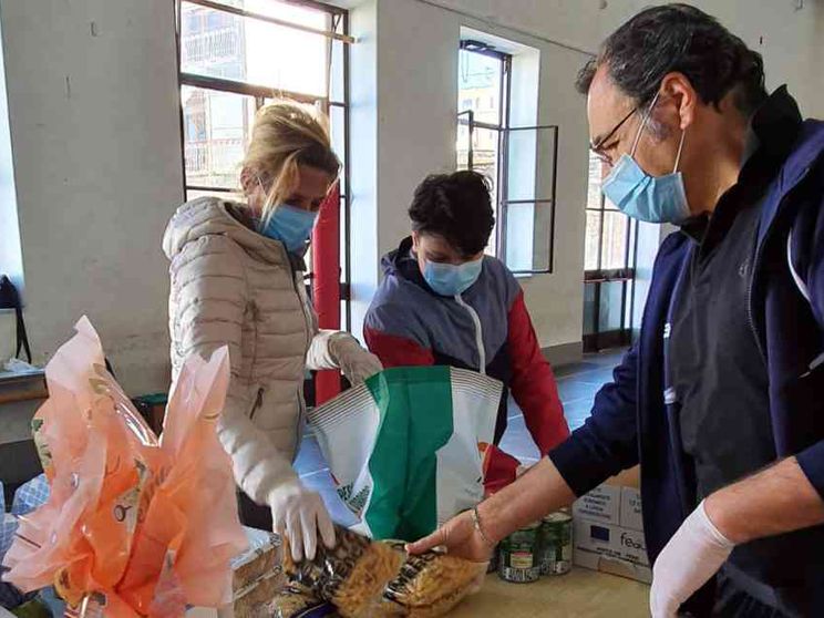 Il Santuario di Pompei non si ferma: aiuti a centinaia di ragazzi