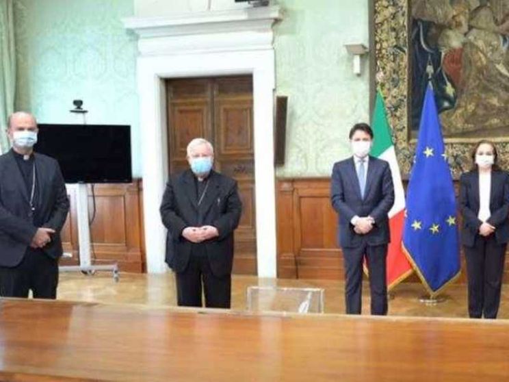 Messe aperte ai fedeli dal 18 maggio. Guanti e mascherine per l'eucaristia