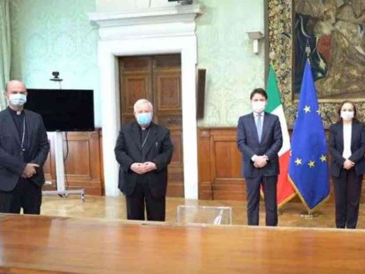 Messe aperte ai fedeli dal 18 maggio. Guanti e mascherine per l'eucaristia