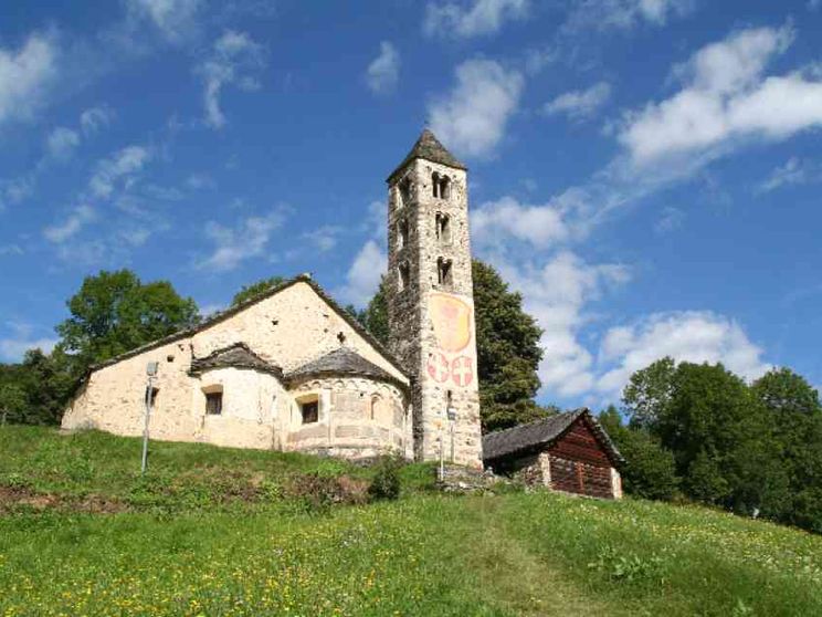 Il mistero delle chiese a due absidi