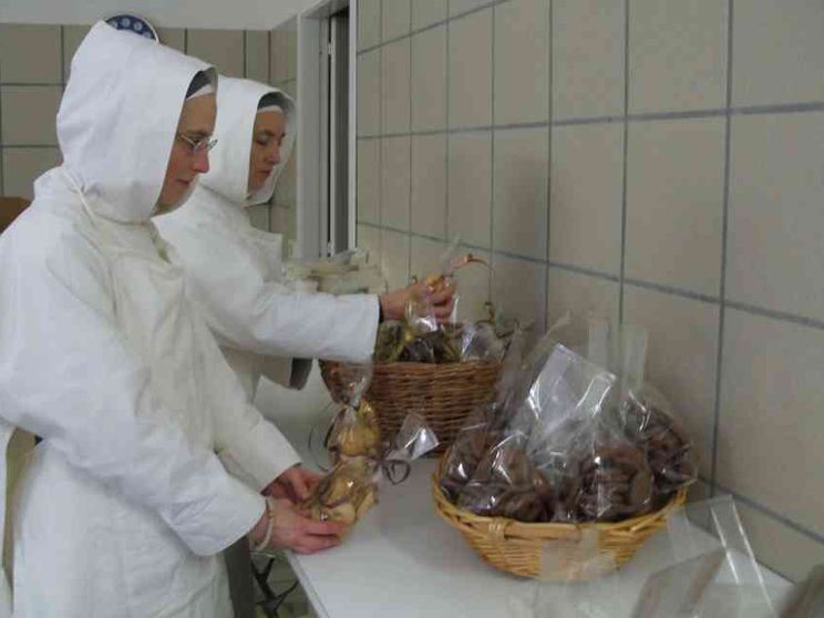 Le monache di Camporeggiano e quei biscotti rimasti in magazzino...