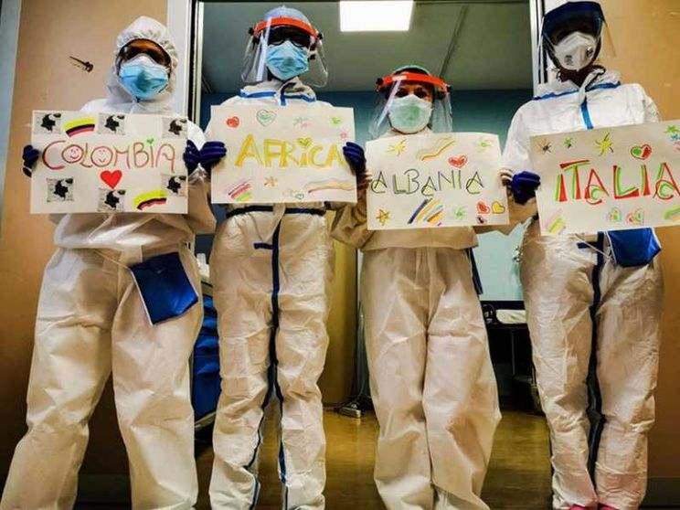 Papa Francesco, elogio di infermieri e ostetriche: "Servitori della vita"