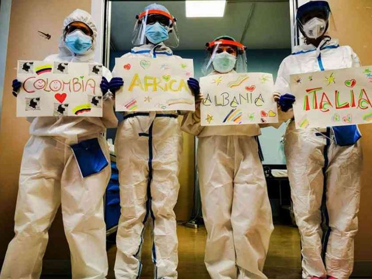 Papa Francesco, elogio di infermieri e ostetriche: "Servitori della vita"