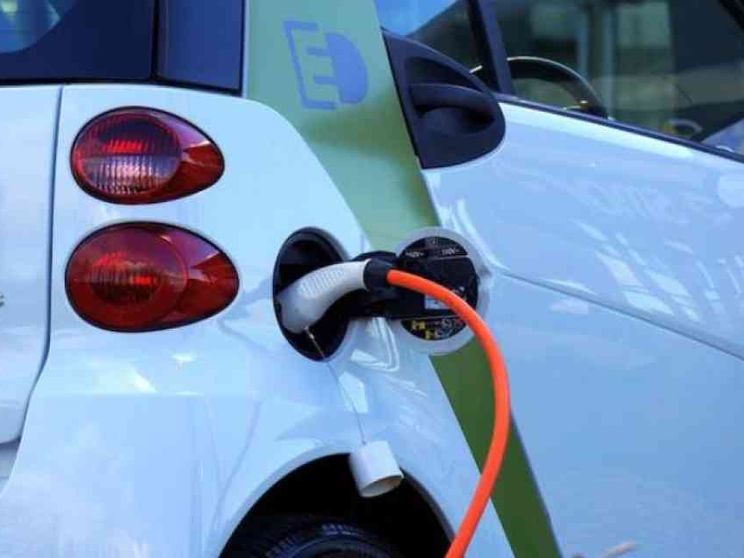 Ignorata e umiliata, così si uccide l’automobile