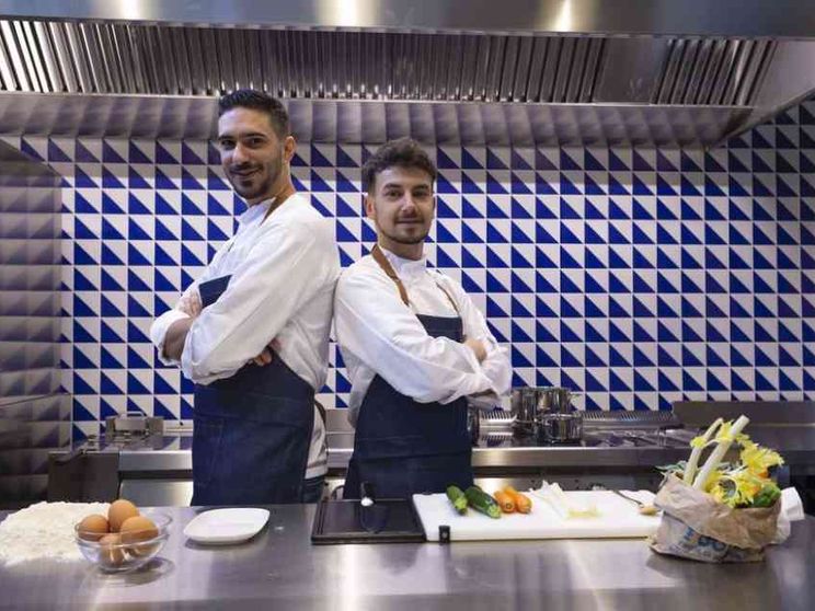 Al Corvetto il pranzo sospeso arriva con i rider volontari