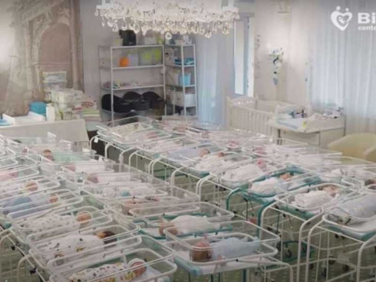 Appelli e petizioni per i 46 figli di madre surrogata a Kiev: stop al mercato