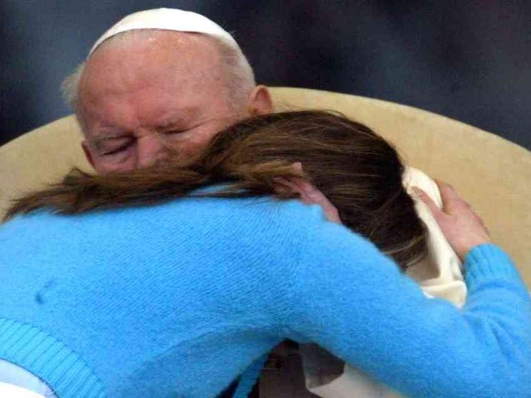 San Giovanni Paolo II? Non un rigorista morale ma il Papa della misericordia