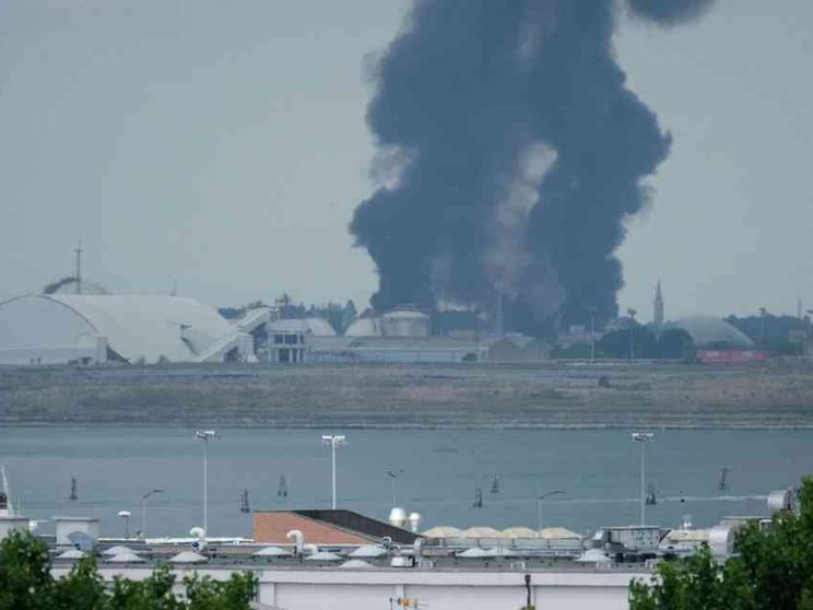 Incendio in uno stabilimento chimico di Marghera: 2 feriti gravi