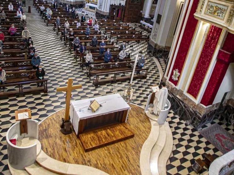 Milano, la prima Messa con i fedeli. «In Duomo vi abbiamo aspettato tanto»