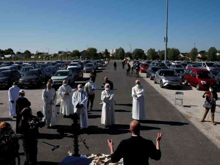 In Francia la prima Messa stile "drive in" con il vescovo
