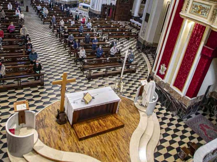 Milano, la prima Messa con i fedeli. «In Duomo vi abbiamo aspettato tanto»