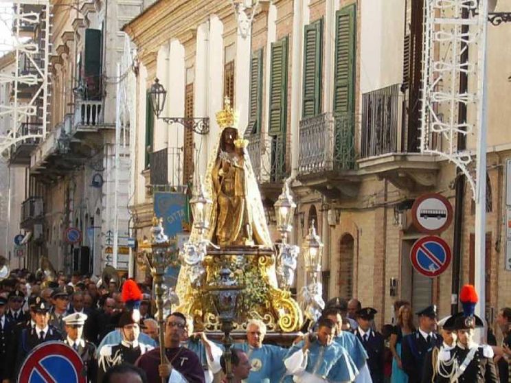 I vescovi pugliesi: solo liturgie, no a processioni per le feste patronali
