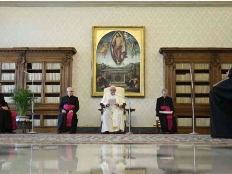 Il Papa: la preghiera apre la porta alla speranza