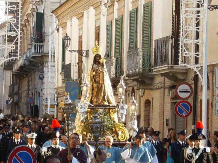 I vescovi pugliesi: solo liturgie, no a processioni per le feste patronali