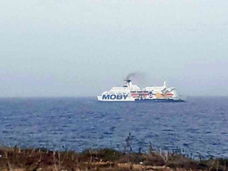 Migrante tunisino si getta dalla nave quarantena, trovato morto