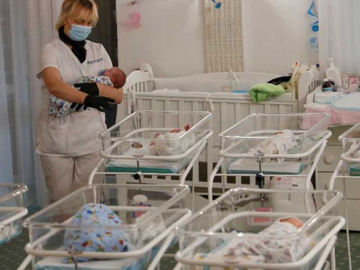 60 figli di surrogata parcheggiati a Kiev: l'Ucraina si sveglia. E l'Italia?
