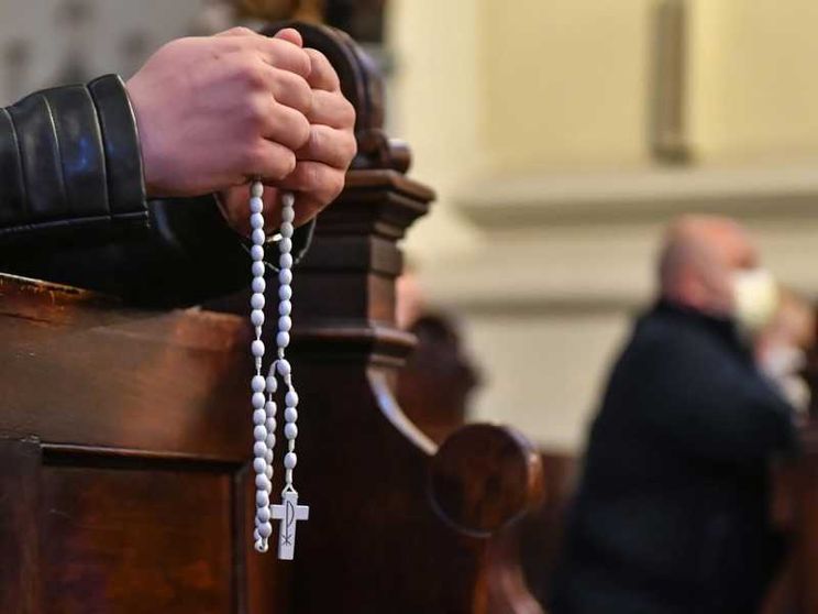 Con in mano il Rosario per superare tutti assieme questa pandemia