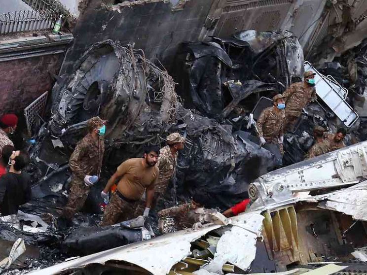 Aereo precipitato: 97 morti e due sopravvissuti